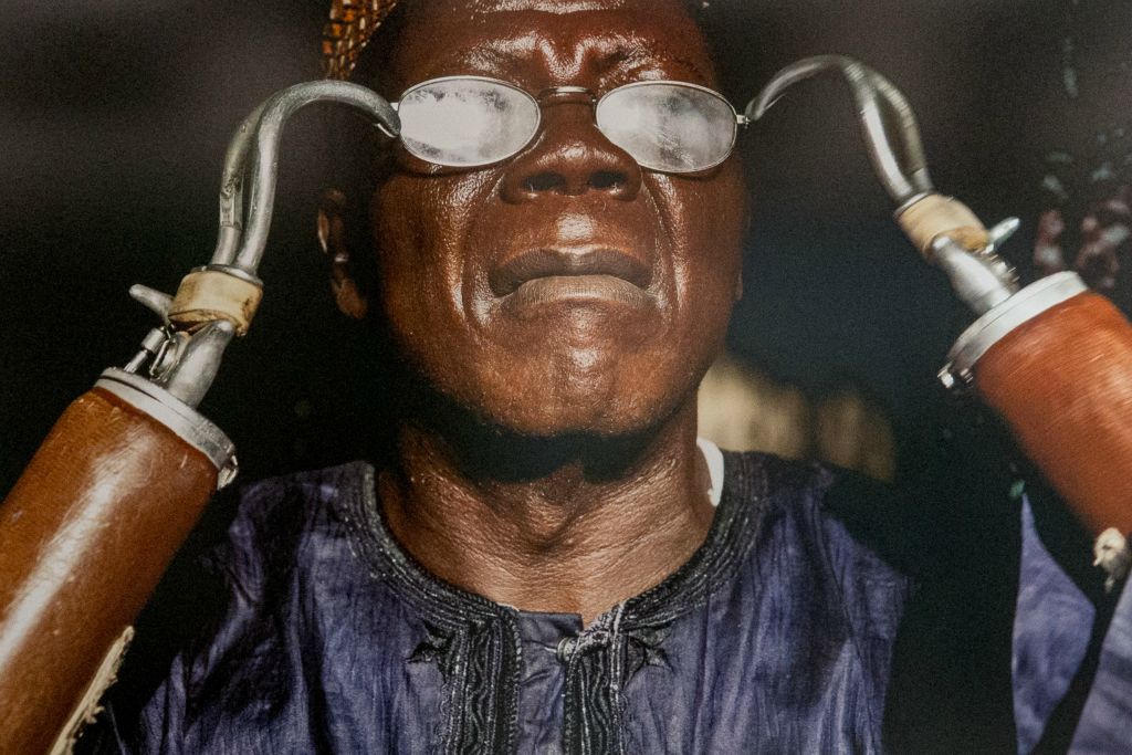 En Sierra Leone en 2010 : cet homme, comme des milliers d'autres, a eu les mains coupées en 1999 par des rebelles afin de l'empêcher de voter.